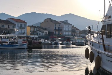Günbatımında Korsika 'nın Macinaggio kıyı kasabası. Fransa