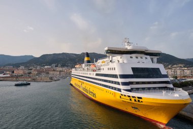 Toulon, Fransa - 20 Haziran 2022: Korsika Feribotları ve Sardunya Feribotlarından oluşan büyük bir yolcu gemisi limanda, tüm yolculara binmek ve yelken açmak için bekliyor.