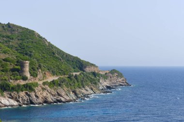 Torra di l 'Osse, Korsika adasında güzel bir Ceneviz kulesi. Cape Corse, Fransa.