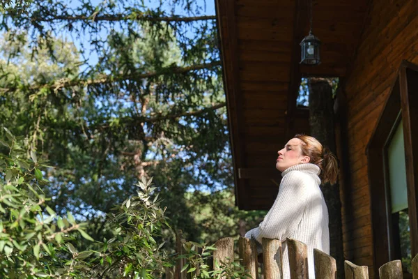 在森林中央的树屋里 一个悠闲的女人呼吸着大自然的新鲜空气 — 图库照片