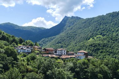 San Juan de Beleo, Ponga, Asturias 'ın içindeki güzel dağ köyü.. 