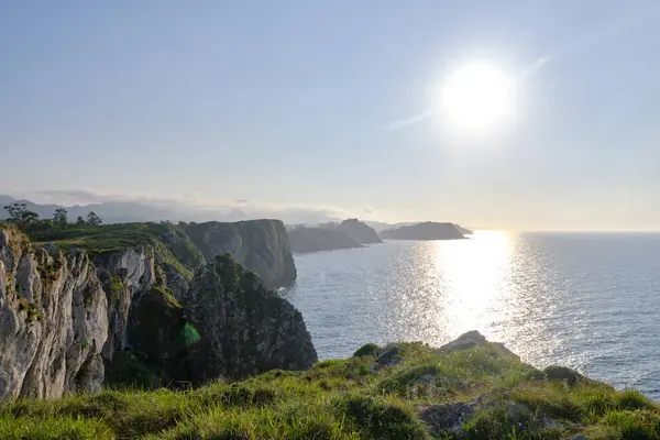 İspanya, Asturias 'taki muhteşem kıyı şeridi ve uçurumlar. Cehennemin uçurumları (acantilados del infierno )