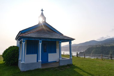 Atlantik Denizi ve uçurumlarına bakan La Regalina inzivasında gün doğumu. Asturias, İspanya