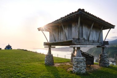 Regalina, Asturias, İspanya 'nın bakış açısına göre eski ahşap yapı (tipik tahıl ambarı).