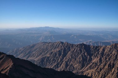Toubkal Dağı 'nın zirvesinden Atlas Dağları' nın manzarası. Toubkal Ulusal Parkı. Fas