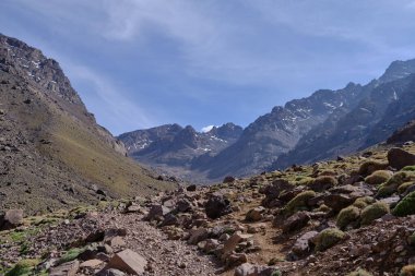 Toubkal Dağı 'na tırmanmak için yürüyüş rotası. Toubkal Ulusal Parkı. Atlas Dağları. Fas