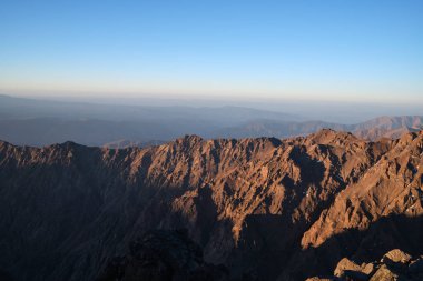 Toubkal Dağı 'nın zirvesinden Atlas Dağları' nın manzarası. Toubkal Ulusal Parkı.