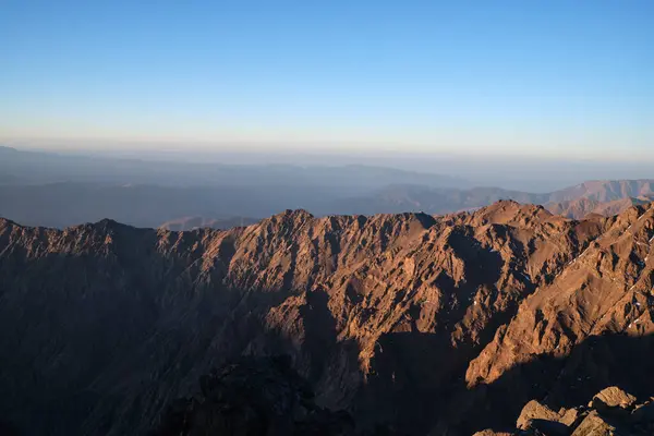 Toubkal Dağı 'nın zirvesinden Atlas Dağları' nın manzarası. Toubkal Ulusal Parkı.