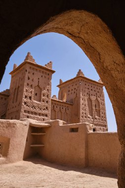 Kasbah Amridil. Fas, Skoura 'nın palmiye bahçesinde. Geleneksel kerpiç, sap ve tuğla mimarisi..