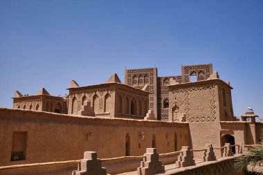 Kasbah Amridil. Fas, Skoura 'nın palmiye bahçesinde. Geleneksel kerpiç, saman ve tuğla mimarisi.