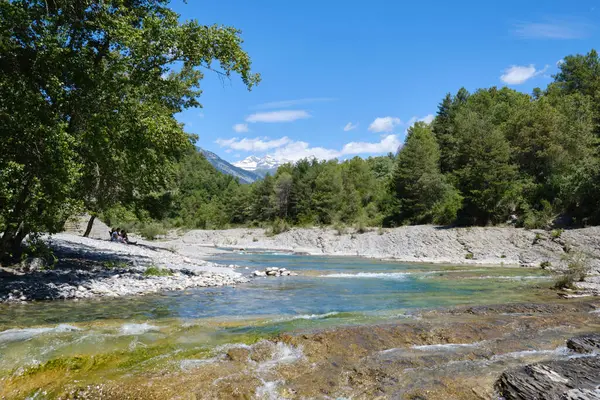 Aragon 'daki doğal çevre, Puyruego havuzlarından geçen bellos nehri.