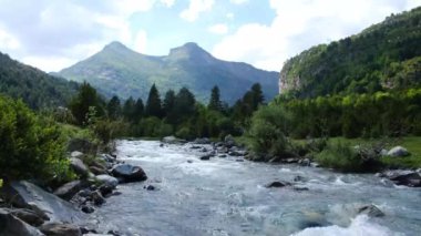 Ara Nehri ile Bujaruelo Vadisi Aragonese Pireneleri, Ordesa ve Monte Perdido Ulusal Parkı, Pireneler, Huesca, İspanya.