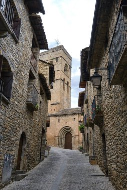 Ainsa, Huesca, İspanya 'daki Cobbled Caddesi.