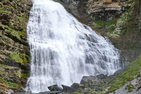 Cola de Caballo Şelalesi Ordesa y monte perdido Ulusal Parkı, Pireneler, İspanya