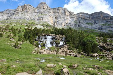 Ordesa Vadisi 'nde şelale