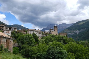 Aragonese pirenelerinde dağ köyü, Ordesa ve Monte Perdido Ulusal Parkı 'nın Torla girişi. İspanya