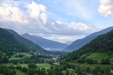 Torla köyü gün doğumunda dağlarla çevrili Aragon Ordesa Vadisi 'nde.