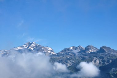 Castillo Belediye Başkanı 'nın manzarası, Ordesa' nın karlı dağları, Aragonese Pireneleri, İspanya.