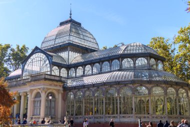 Madrid, İspanya, 07 Kasım 2022: Buen Retiro Parkı 'ndaki Kristal Saray cephesinin genel görüntüsü.