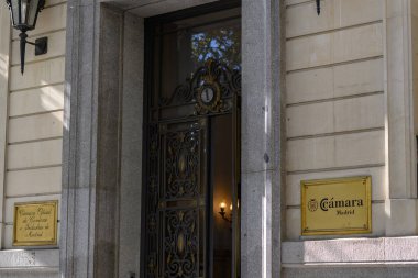 Madrid, İspanya, 07 Kasım 2022: Madrid Sanayi ve Ticaret Odası olduğunu belirten tabelayla giriş kapısı.
