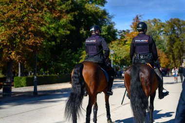 İspanyol polisi at sırtında parkı koruyor.