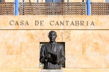 Madrid, İspanya, 12 Ocak 2023: Cantabria Hanedanı, Madrid 'de Gerardo Diego anıtıyla birlikte devlet dairesi.