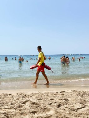 Valencia, İspanya, 18 Ağustos 2022: Sahil boyunca cankurtaran yürüyüşleri