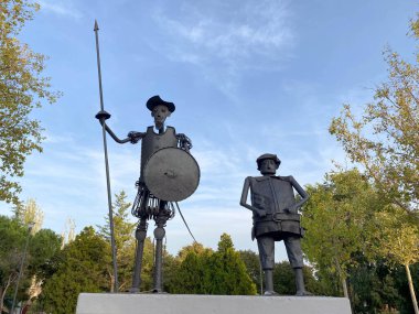 Madrid, İspanya, 18 Ekim 2022: Don Kişot ve Sancho Panza Metal Anıtı