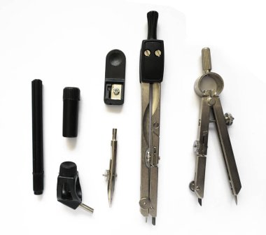 Beyaz arka planda izole edilmiş farklı pusulalar. El sınırlayıcıları veya sirsinus, ayırıcılar