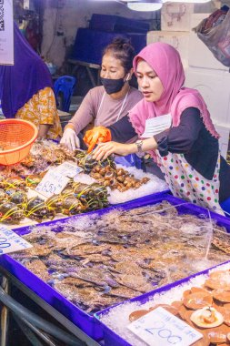 Tayland 'da Tayland Caddesi' ndeki bir balık pazarında satılık balık yakaladım.