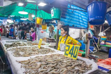 Tayland 'da Tayland Caddesi' ndeki bir balık pazarında satılık balık yakaladım.
