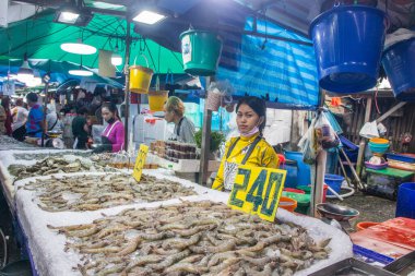 Tayland 'da Tayland Caddesi' ndeki bir balık pazarında satılık balık yakaladım.