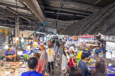 Tayland 'da Tayland Caddesi' ndeki bir balık pazarında satılık balık yakaladım.