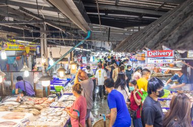 Tayland 'da Tayland Caddesi' ndeki bir balık pazarında satılık balık yakaladım.