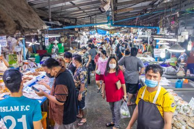 Tayland 'da Tayland Caddesi' ndeki bir balık pazarında satılık balık yakaladım.