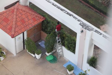 Konut kompleksinin etrafındaki boyama işleri.