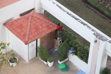 Konut kompleksinin etrafındaki boyama işleri.