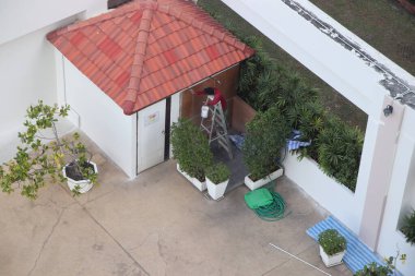 Konut kompleksinin etrafındaki boyama işleri.