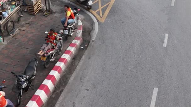 Una Estación Taxistas Motocicletas Directamente Una Carretera Principal Tailandia — Vídeos de Stock