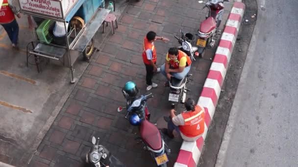 泰国主要公路上的一个车站的摩托车司机 — 图库视频影像