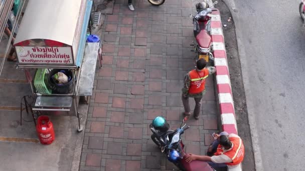 Οδηγός Ταξί Μοτοσικλέτας Ένα Σταθμό Στον Κεντρικό Δρόμο Στην Ταϊλάνδη — Αρχείο Βίντεο