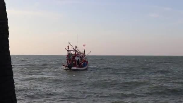 Тайская Рыбацкая Лодка Причале Высоких Волнах — стоковое видео