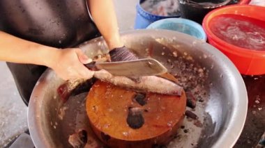 Yeni yakalanmış bir balığı yavaş çekimde yeniden satmak için hazırlamak ve ölçeklendirmek