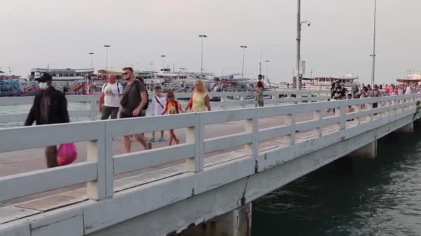 People Pier Disembarking Ferry Boat — Video Stock