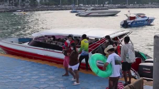 Vacationers Island Tour Disembark Speedboat Bali Hai Pier Area Pattaya — Video Stock