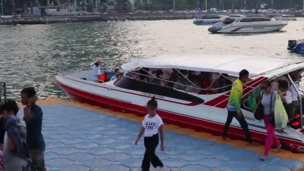 Vacationers Island Tour Disembark Speedboat Bali Hai Pier Area Pattaya — Stock video