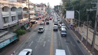 Tayland 'da Pattaya Bölgesi Chonburi' deki Naklua Yolu 'nda trafik hızlandırılmış Modus tarafından çekildi. 