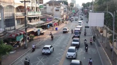 Tayland 'da Pattaya Bölgesi Chonburi' deki Naklua Yolu 'nda trafik hızlandırılmış Modus tarafından çekildi. 