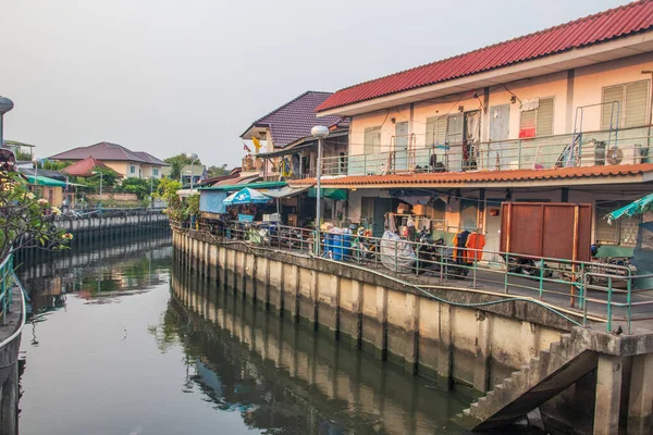 Ένα Κανάλι Klong Ποταμού Αλιευτικά Σκάφη Κτίρια Και Προσόψεις Σπιτιών — Φωτογραφία Αρχείου