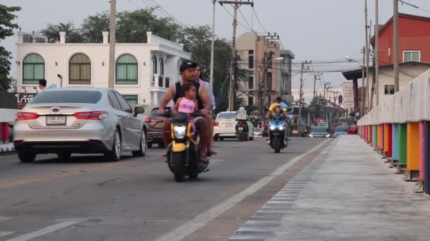 Scooter Riders Cars Thai People Bridge Thailand Asia Filmado Cámara — Vídeos de Stock